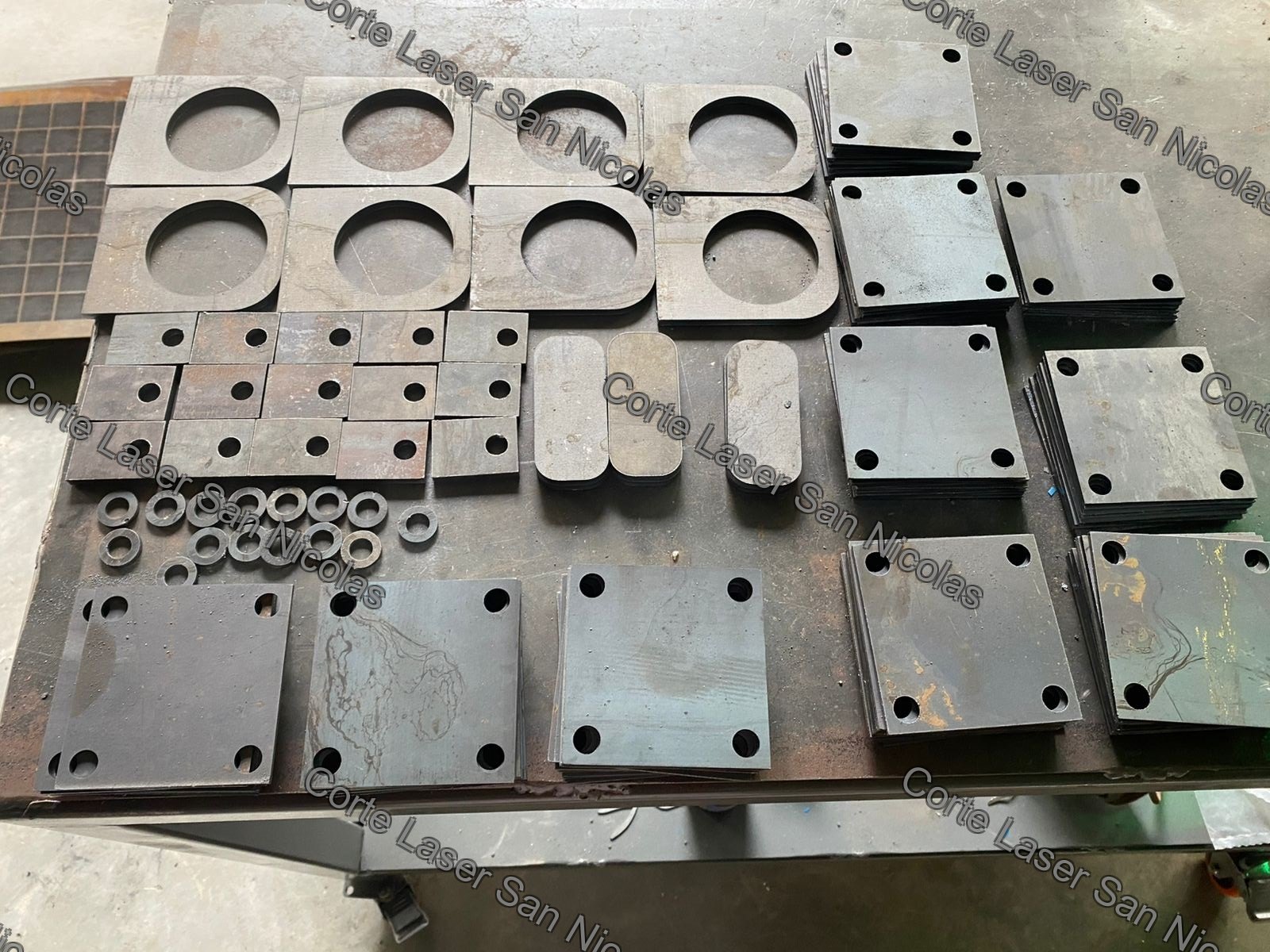 Piezas de acero cortadas y apiladas